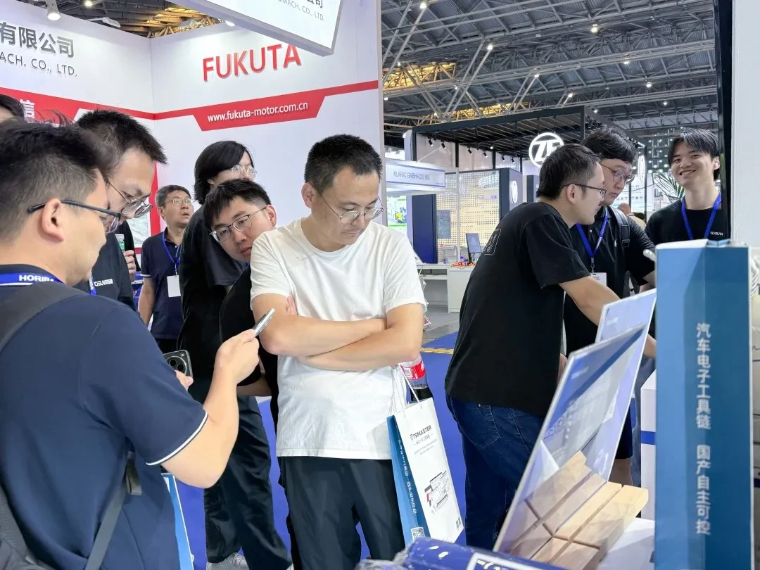 Tongxing Intelligent booth always crowded with people