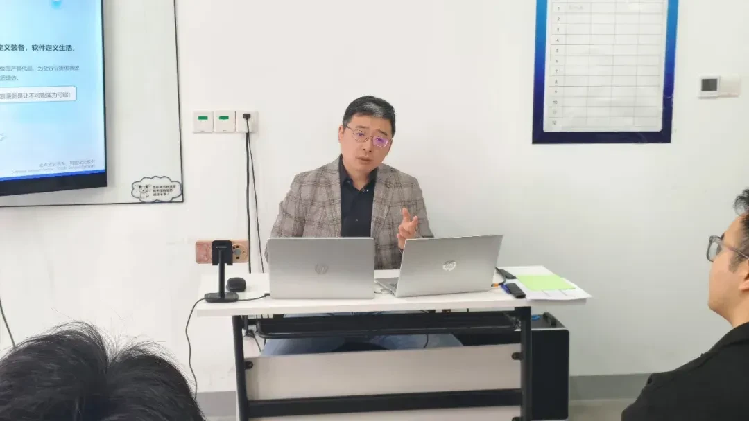 同星智能创始人董事长-莫莽