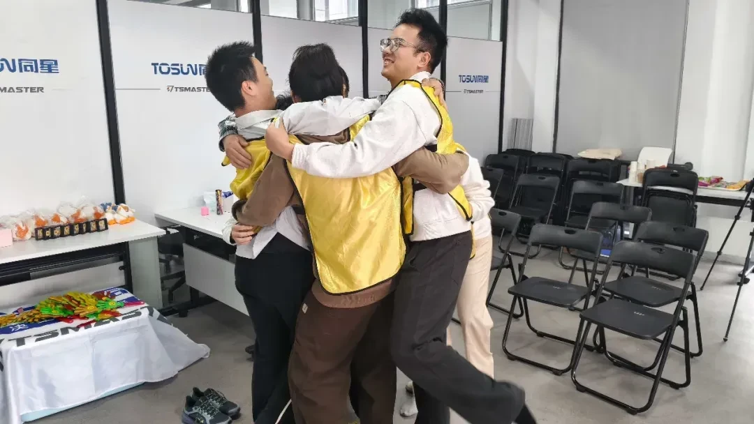 新员工们分组竞技