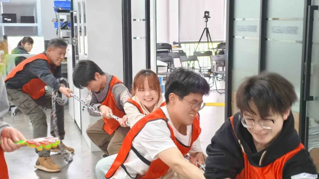 新员工们分组竞技