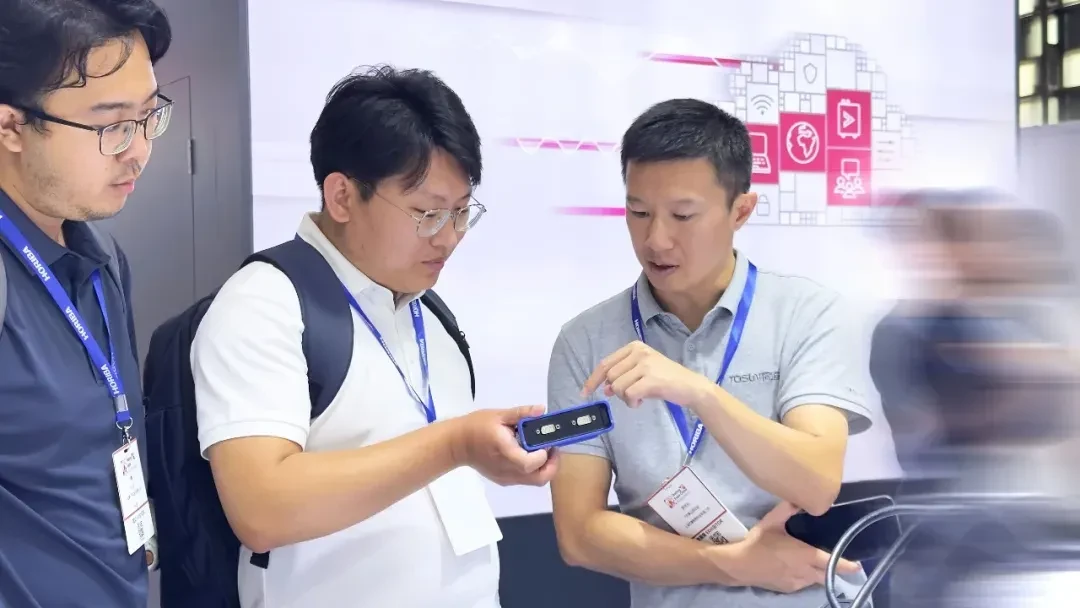 同星工程师向观众详细介绍硬件设备