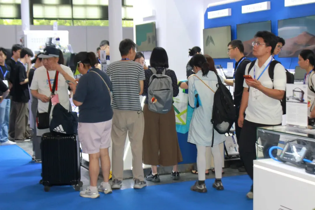 同星智能展台前人流山人海，观众驻足交流