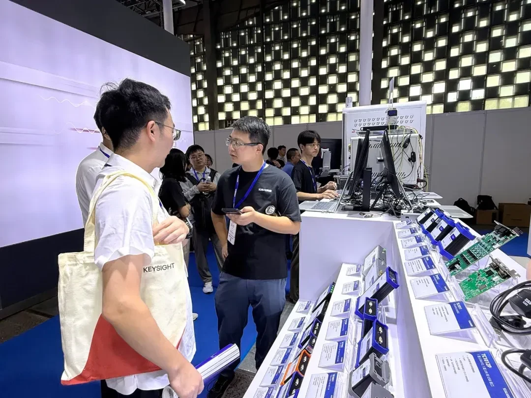 同星工程师向观众介绍总线硬件产品阵列